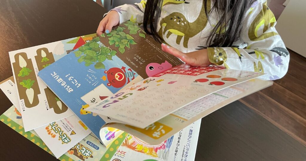 月刊ポピー「きいどり」11月号を初めてめくっているところの写真